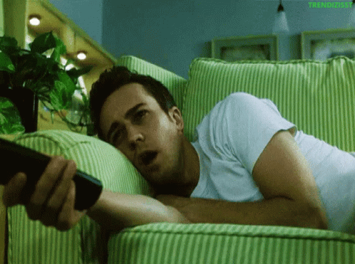 Homem cansado assistindo TV
