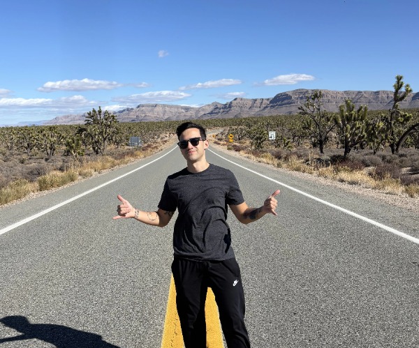 Paulo na floresta de árvores Joshua (Arizona)